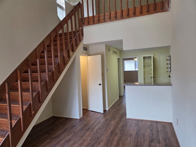 Building Photo - 2425 Holly Hall St