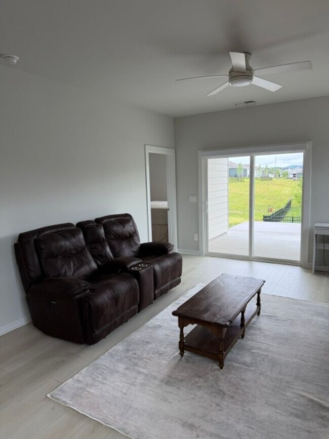 Building Photo - For Lease!! Available in June.  Experience comfortable, low-maintenance living in one of Gallatin...