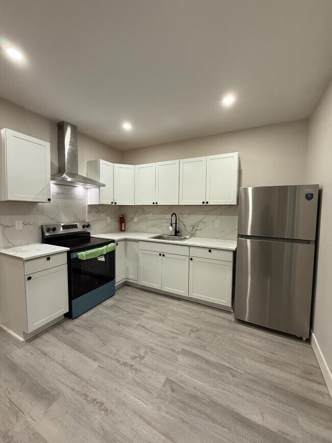 Primary Photo - 30 Slingerland St