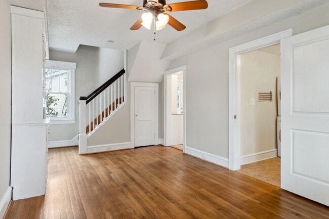 Building Photo - 3307 Kenmore Dr