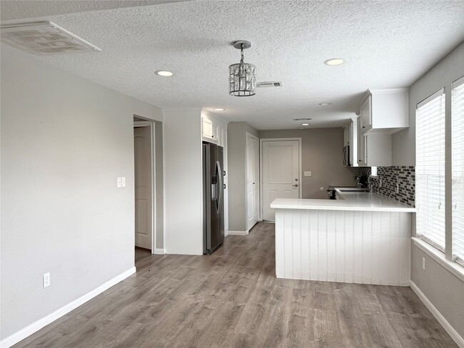 Building Photo - 300 Longstreet Rd