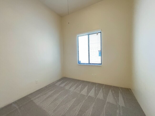 Building Photo - Available Now-3 bdrm/2 bath large open con...