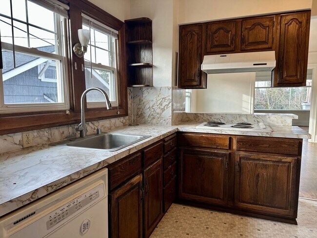 Building Photo - Maple Leaf 3 bedroom