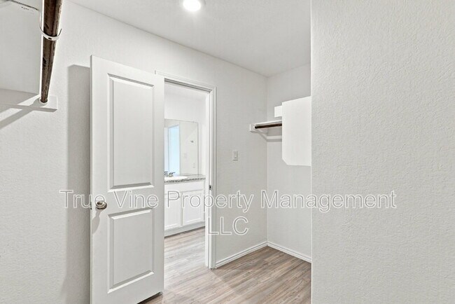 Building Photo - 2906 Millikan Dr