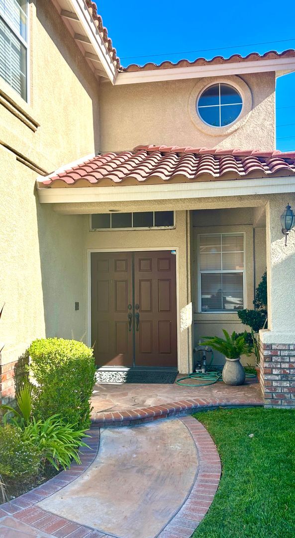 Building Photo - Spacious 4-Bedroom/2.5-Bath Home with Char...