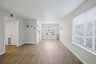 Building Photo - Beautiful 2 Bedroom Downstairs Available NOW!