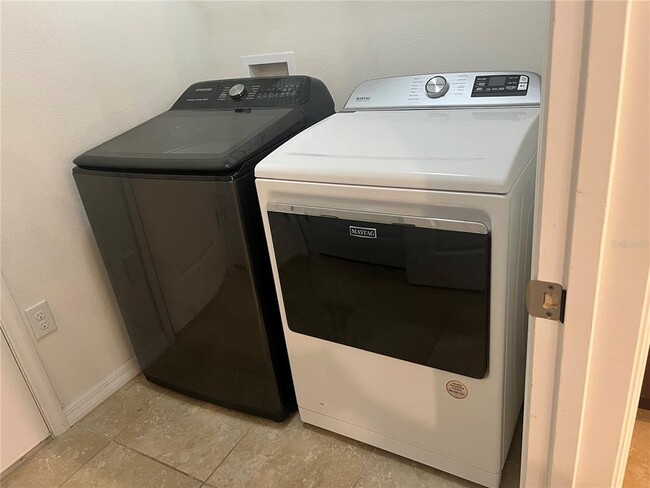 Building Photo - 4552 SW 65th Pl