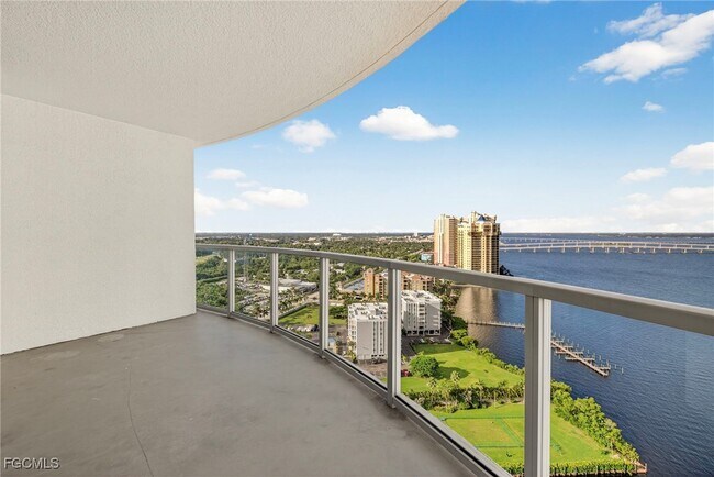 Building Photo - 3000 Oasis Grand Blvd