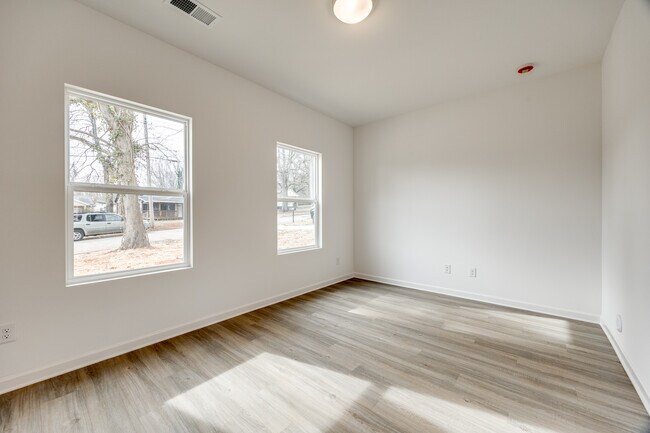 Building Photo - 602 W Lewis Rd