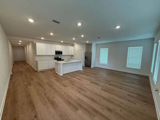 Building Photo - Free Wi-Fi for the first year! 4 Bed/2 Bat...