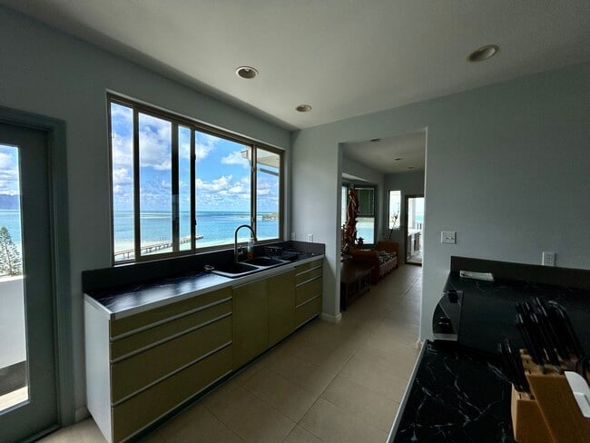 Building Photo - Hawaii living at its best.  Beautiful Kaneohe Bay front.