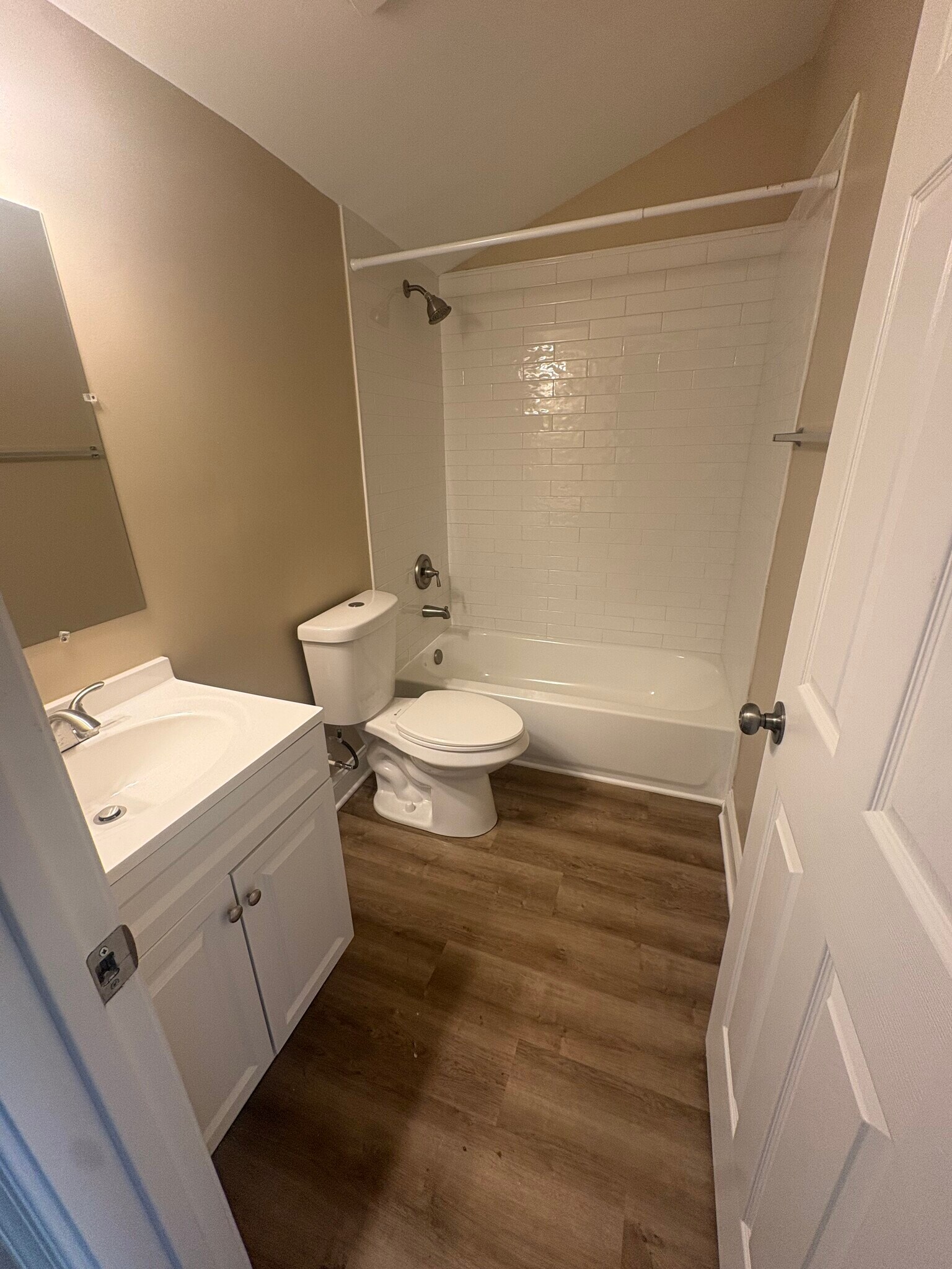 Building Photo - 302 Hendrickson Ln