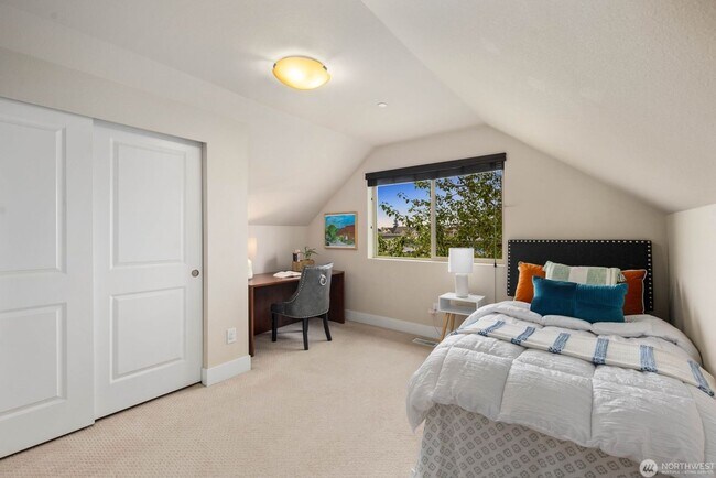 Building Photo - Modern Lynnwood Home with Flexible Bonus Space and Fenced Backyard