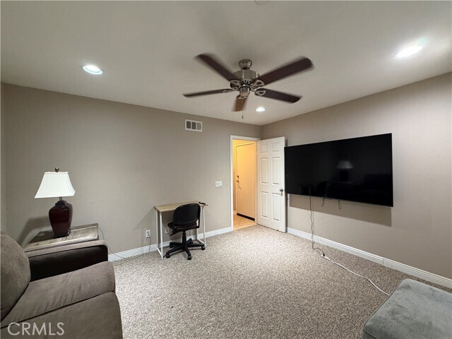 Building Photo - 615 W 1st St