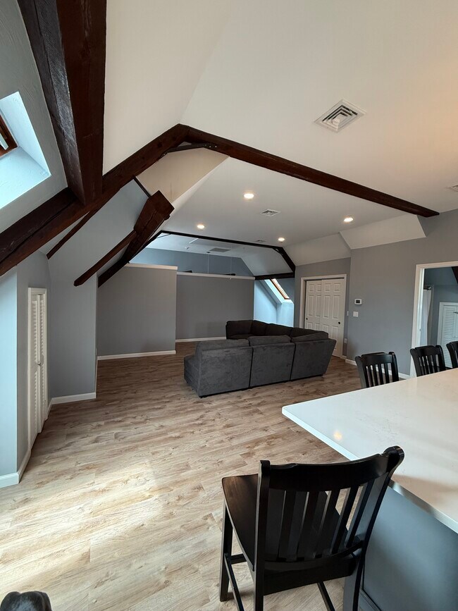 Building Photo - 10 High St