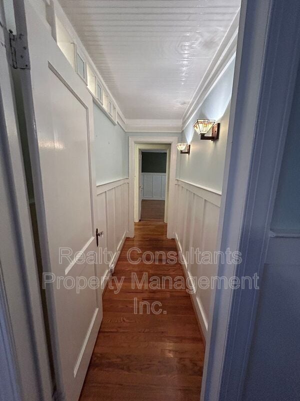 Building Photo - 2461 Lyndhurst Ave