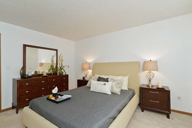 Building Photo - 2039 Essex Dr