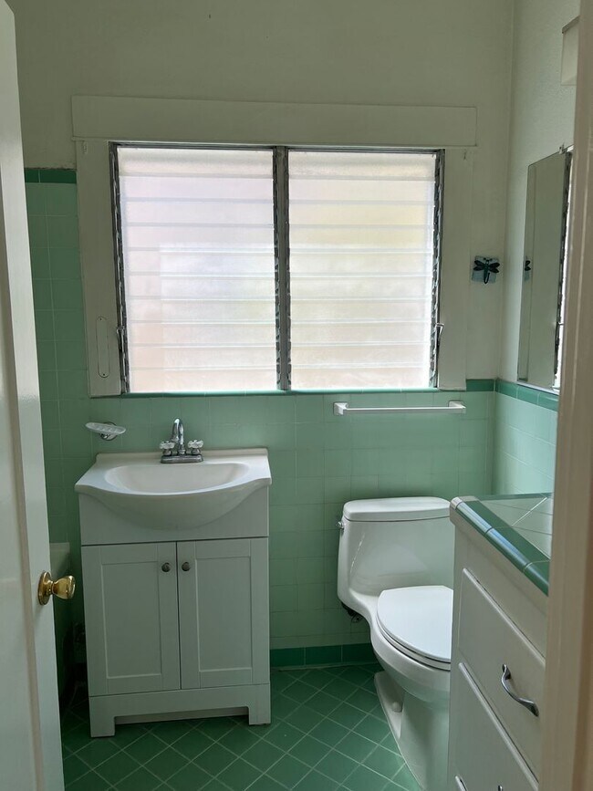 Building Photo - Oceanview Two Bedroom Apartment with Laund...