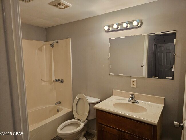 Building Photo - 705 Satsuma Ave