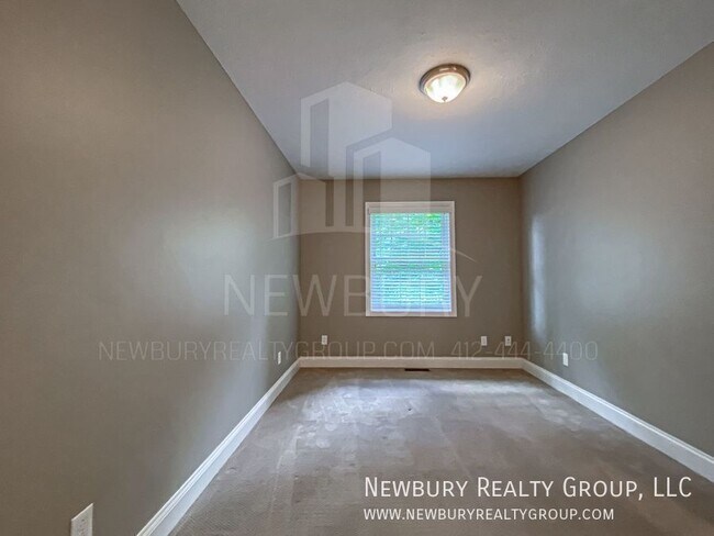 Building Photo - 147 Banksville Pl