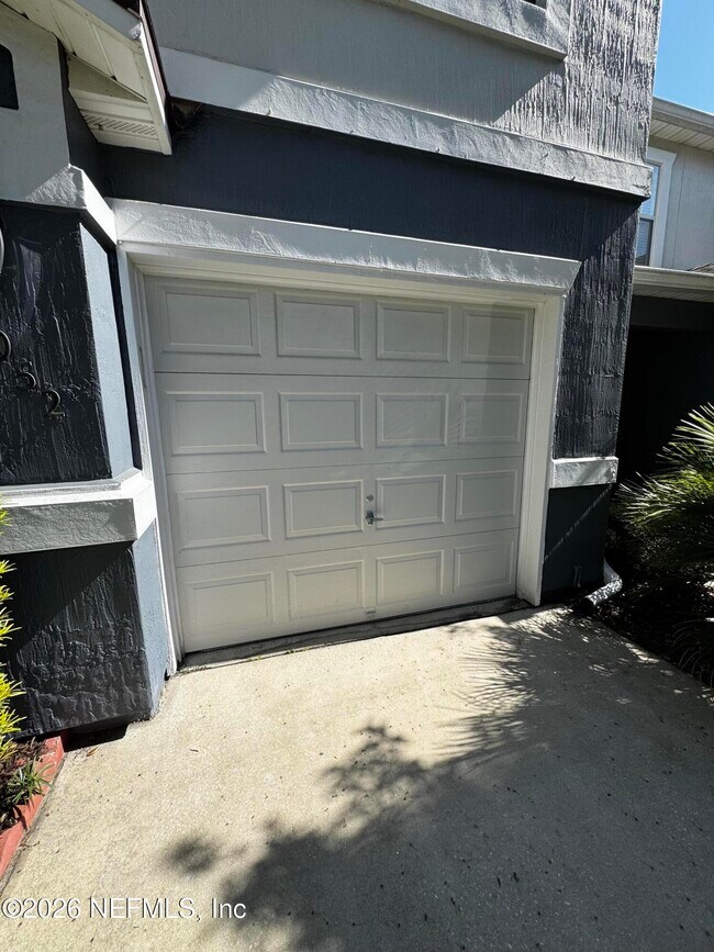 Building Photo - 1052 N Black Cherry Dr