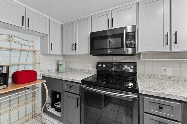 Building Photo - 2571 Cyprus Dr