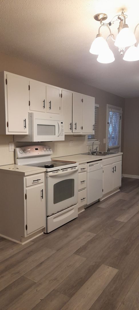 Building Photo - 7273-7275 Valley Ln