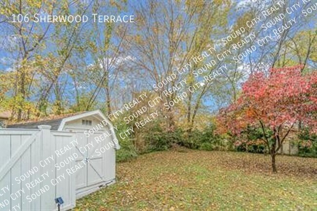 Building Photo - Brick ranch home on cul-de-sac!! Fenced in...