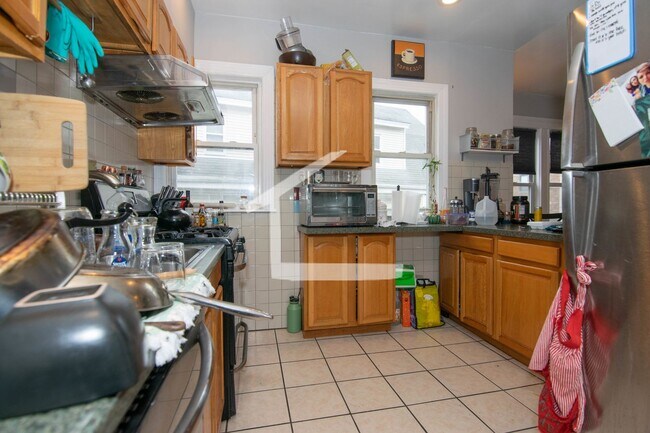 Building Photo - Spacious 7 bed in Allston.... 2.5 Bath!!