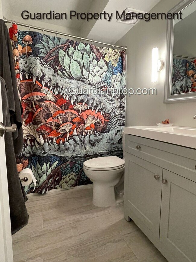 Building Photo - Champlin 2nd Floor Renovated Apartment, Di...