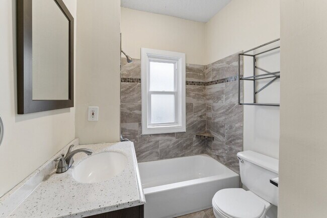 Building Photo - Charming 2-Bedroom Home!