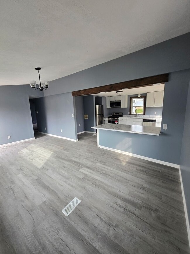 Building Photo - Recently Remodeled