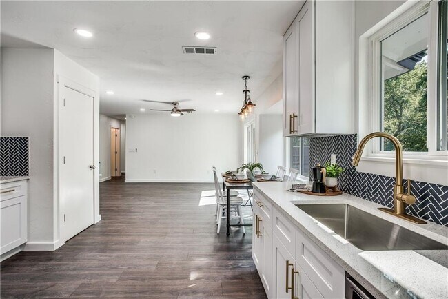 Building Photo - 6220 Blarwood Dr