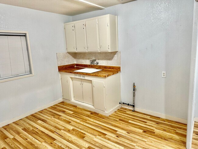 Building Photo - 1220 Academy Ave