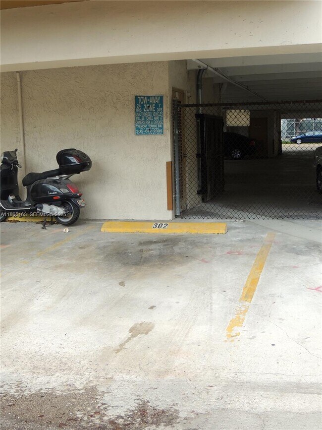 Building Photo - 833 West Ave