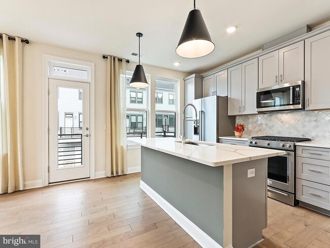 Building Photo - 715 Parker Blvd