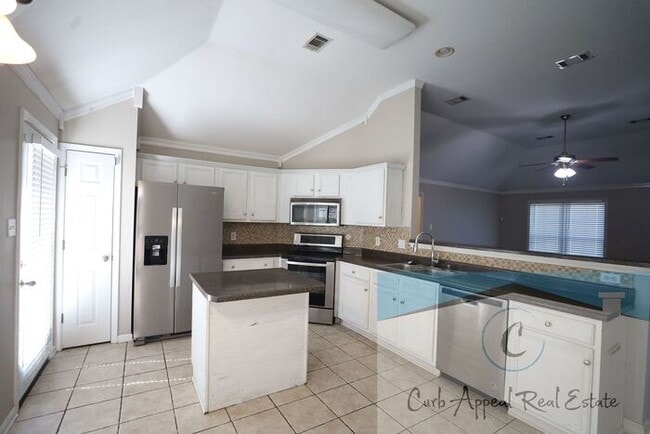 Building Photo - Beautiful 3 bed/ 2 bath home - fireplace, ...