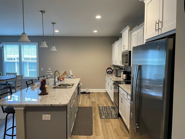 Building Photo - Avaliable October 1st 2025 Unfurnished 3 B...