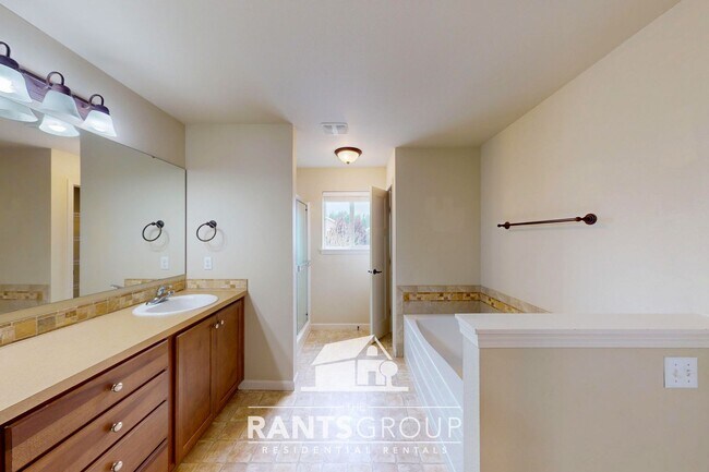 Building Photo - Spacious 3-Bedroom Home in Lacey's North T...