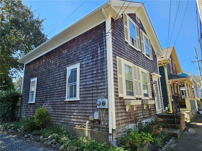 Building Photo - 10 Cherry St