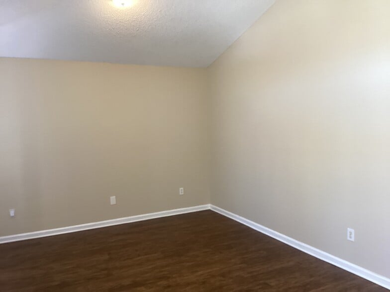 Building Photo - 468 Hillside Dr