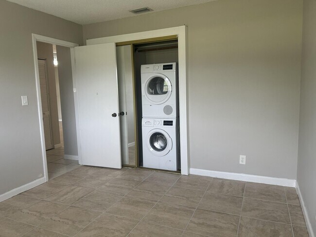 Building Photo - 10693 N Military Trl