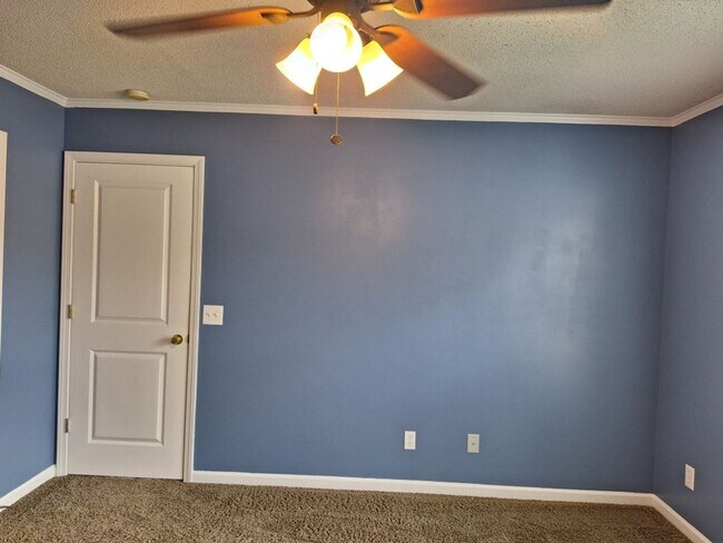 Building Photo - HOLIDAY MOVE IN SPECIAL. $500.00 OFF OF TH...