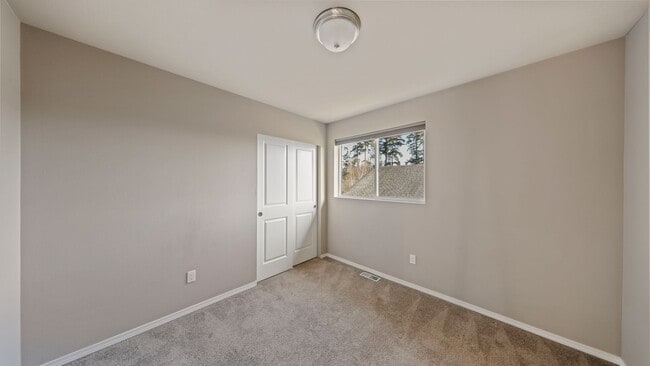 Building Photo - 4 Bed 2.5 Bath - Small Pet Friendly - Large Backyard - NAS Whidbey