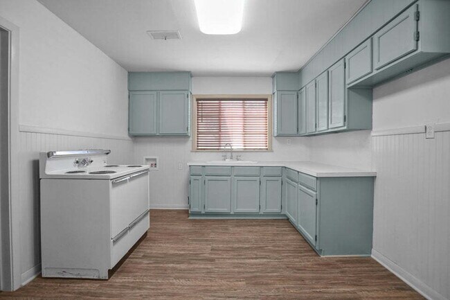Building Photo - 3/1/1 close to medical and Texas Tech. Neutral colors.. Updated bath
