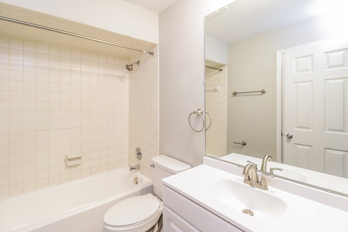 Building Photo - 3841 Hollybrook Dr