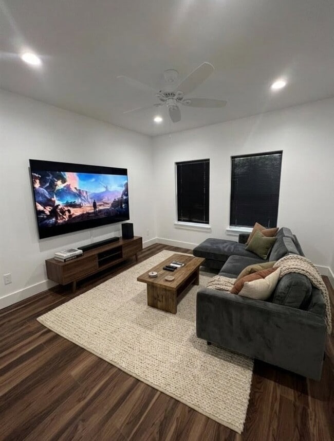 Building Photo - 407 Winnie St