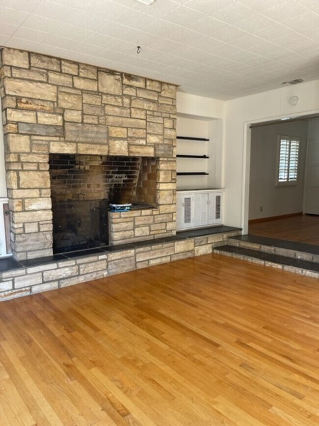Building Photo - Westchester Home Perfect for Plant/Garden ...