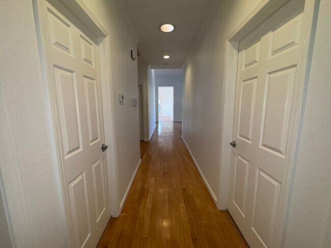 Building Photo - 553 W Fallbrook Ave