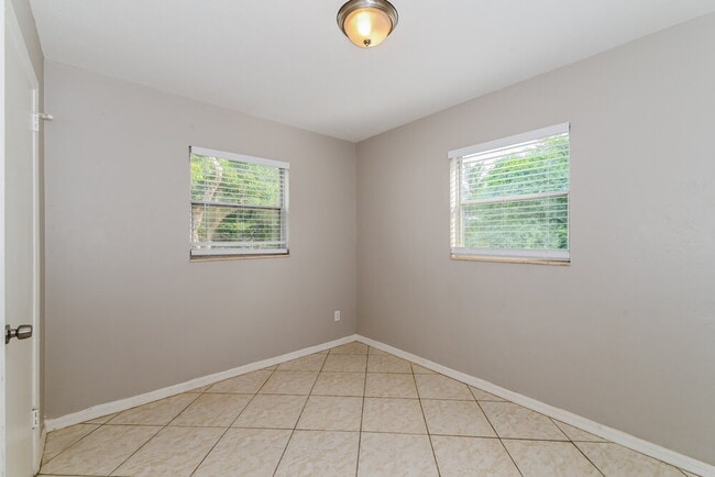 Building Photo - 100 Apache St